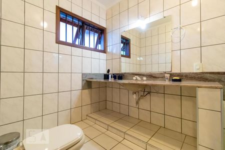 Casa à venda com 590m², 4 quartos e 4 vagas Casa à venda com 590m², 4 quartos e 4 vagasBanheiro da Suíte 01