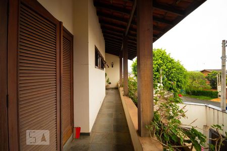 Casa à venda com 590m², 4 quartos e 4 vagas Casa à venda com 590m², 4 quartos e 4 vagasSacada da Suíte 01 e Suíte 02