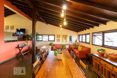 Casa à venda com 590m², 4 quartos e 4 vagas Casa à venda com 590m², 4 quartos e 4 vagasÁrea Gourmet e de Lazer