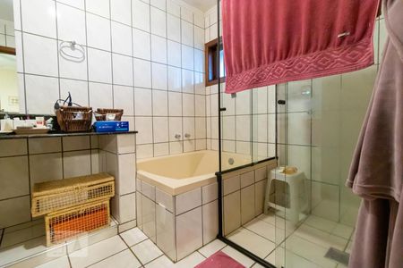 Casa à venda com 590m², 4 quartos e 4 vagas Casa à venda com 590m², 4 quartos e 4 vagasBanheiro da Suíte Master