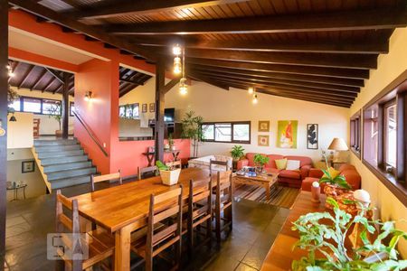 Casa à venda com 590m², 4 quartos e 4 vagas Casa à venda com 590m², 4 quartos e 4 vagasÁrea Gourmet e de Lazer