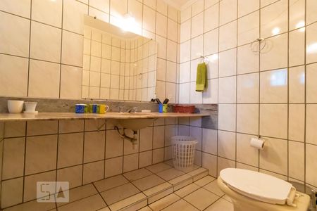 Casa à venda com 590m², 4 quartos e 4 vagas Casa à venda com 590m², 4 quartos e 4 vagasBanheiro da Suíte 03