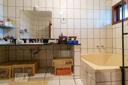 Casa à venda com 590m², 4 quartos e 4 vagas Casa à venda com 590m², 4 quartos e 4 vagasBanheiro da Suíte Master