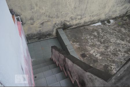 Casa à venda com 240m², 2 quartos e 2 vagasEscada de saída da Edícula sentido quintal