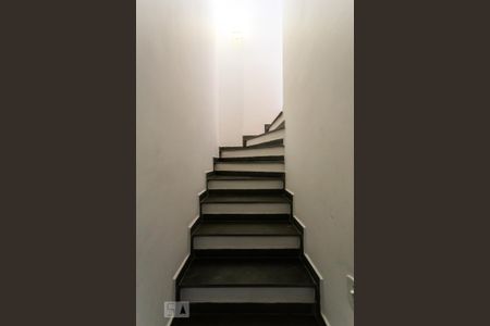 Casa de condomínio para alugar com 98m², 3 quartos e 2 vagas Casa de condomínio para alugar com 98m², 3 quartos e 2 vagasEscada