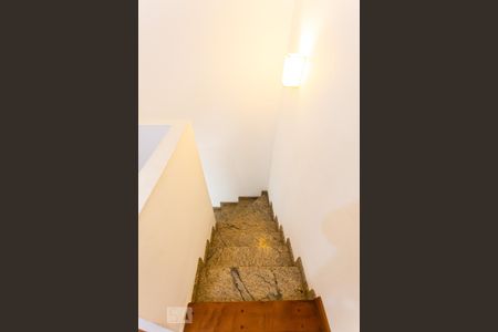 Escada de casa de condomínio para alugar com 3 quartos, 98m² em Vila Gomes, São Paulo