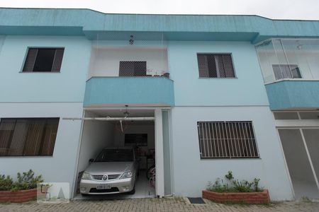 Casa para alugar com 100m², 2 quartos e 1 vaga Casa para alugar com 100m², 2 quartos e 1 vagaFachada