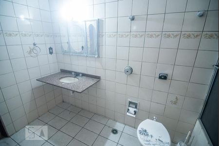 Casa à venda com 311m², 4 quartos e 7 vagasBanheiro da Suíte 2