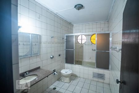 Casa à venda com 311m², 4 quartos e 7 vagasBanheiro da Suíte 2