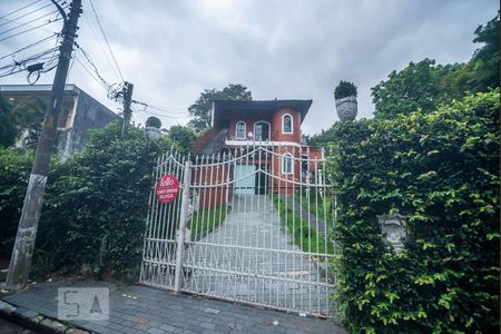 Casa à venda com 311m², 4 quartos e 7 vagasFachada