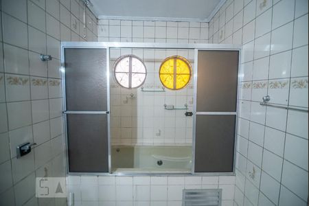 Casa à venda com 311m², 4 quartos e 7 vagasBanheiro da Suíte 2