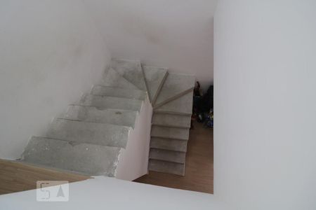 Casa à venda com 127m², 3 quartos e 4 vagasescada de acesso aos dormitórios