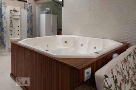 Casa à venda com 350m², 4 quartos e 3 vagas Casa à venda com 350m², 4 quartos e 3 vagasHidromassagem