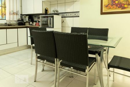 Casa à venda com 350m², 4 quartos e 3 vagas Casa à venda com 350m², 4 quartos e 3 vagasCozinha