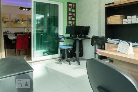 Casa à venda com 350m², 4 quartos e 3 vagas Casa à venda com 350m², 4 quartos e 3 vagasEscritório