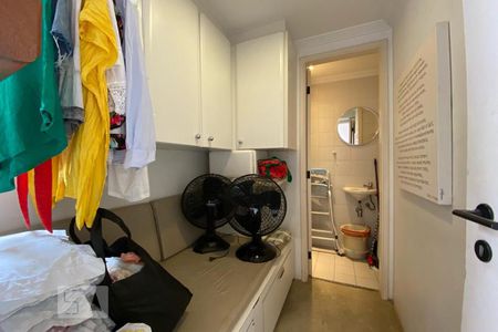 Apartamento à venda com 127m², 3 quartos e 2 vagas Apartamento à venda com 127m², 3 quartos e 2 vagasQuarto de Serviço