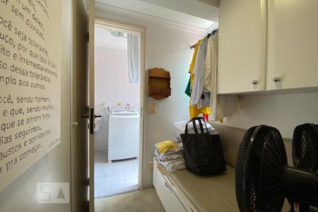 Apartamento à venda com 127m², 3 quartos e 2 vagas Apartamento à venda com 127m², 3 quartos e 2 vagasQuarto de Serviço