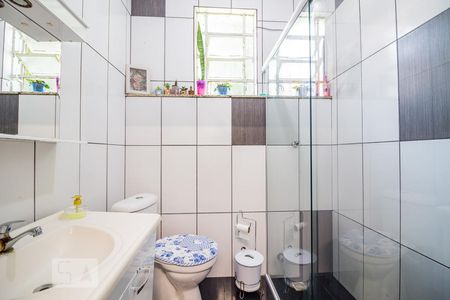 Banheiro de casa à venda com 4 quartos, 120m² em Medianeira, Porto Alegre