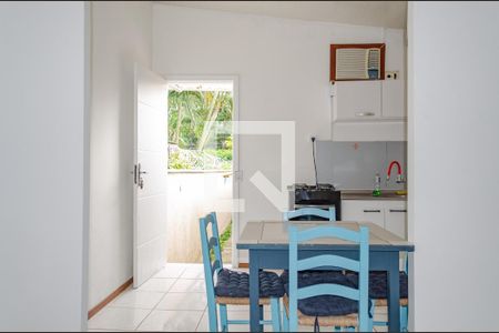 Sala de casa para alugar com 2 quartos, 65m² em Canasvieiras, Florianópolis