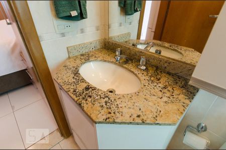 Apartamento à venda com 84m², 3 quartos e 2 vagasBanheiro da suíte