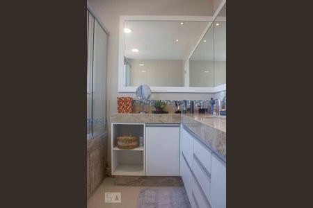 Apartamento à venda com 242m², 3 quartos e 4 vagas Apartamento à venda com 242m², 3 quartos e 4 vagasBanheiro da Suíte 2