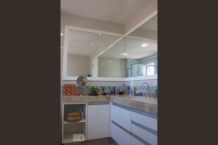 Apartamento à venda com 242m², 3 quartos e 4 vagas Apartamento à venda com 242m², 3 quartos e 4 vagasBanheiro da Suíte 2