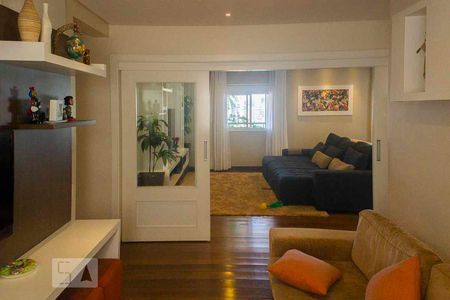 Apartamento à venda com 242m², 3 quartos e 4 vagas Apartamento à venda com 242m², 3 quartos e 4 vagasSala de TV