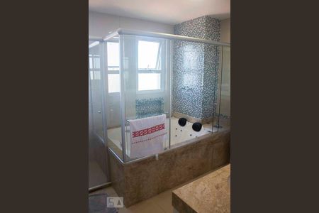 Apartamento à venda com 242m², 3 quartos e 4 vagas Apartamento à venda com 242m², 3 quartos e 4 vagasBanheiro da Suíte 2