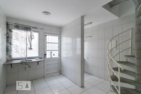 cozinha de casa para alugar com 1 quarto, 28m² em Parque Guarani, São Paulo