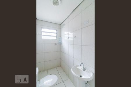 banheiro de casa para alugar com 1 quarto, 28m² em Parque Guarani, São Paulo