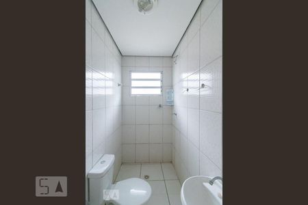 banheiro de casa para alugar com 1 quarto, 28m² em Parque Guarani, São Paulo