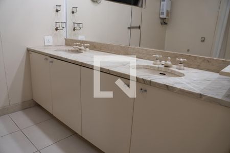 Apartamento à venda com 250m², 4 quartos e 1 vaga Apartamento à venda com 250m², 4 quartos e 1 vagaBanheiro da Suíte 1