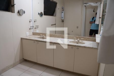 Apartamento à venda com 250m², 4 quartos e 1 vaga Apartamento à venda com 250m², 4 quartos e 1 vagaBanheiro da Suíte 1