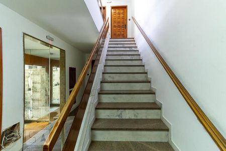 Apartamento à venda com 68m², 3 quartos e 1 vaga Apartamento à venda com 68m², 3 quartos e 1 vagaEscada