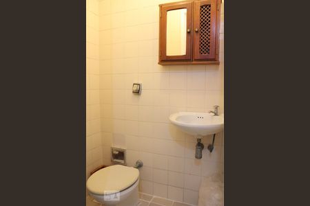 Apartamento para alugar com 129m², 4 quartos e 2 vagas Apartamento para alugar com 129m², 4 quartos e 2 vagasBanheiro de Serviço