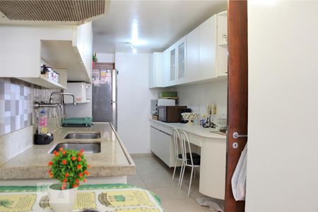 Apartamento para alugar com 129m², 4 quartos e 2 vagas Apartamento para alugar com 129m², 4 quartos e 2 vagasCozinha