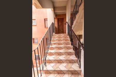 Apartamento para alugar com 49m², 2 quartos e 1 vagaEscada de acesso 