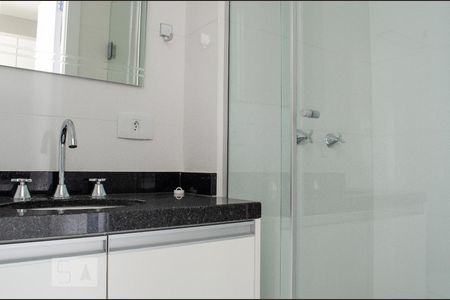 Banheiro de kitnet/studio para alugar com 1 quarto, 21m² em Centro, Curitiba