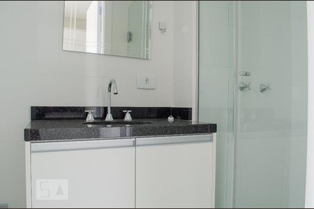 Banheiro de kitnet/studio para alugar com 1 quarto, 21m² em Centro, Curitiba