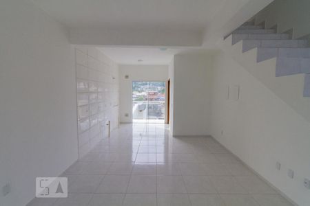 Sala de casa de condomínio para alugar com 2 quartos, 120m² em Real Parque, São José