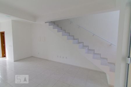 Sala de casa de condomínio para alugar com 2 quartos, 120m² em Real Parque, São José