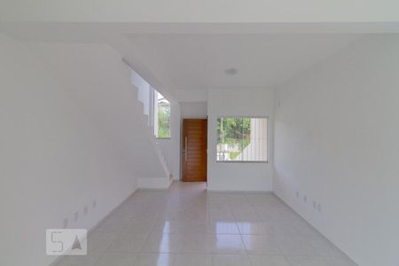 Sala de casa de condomínio para alugar com 2 quartos, 120m² em Real Parque, São José