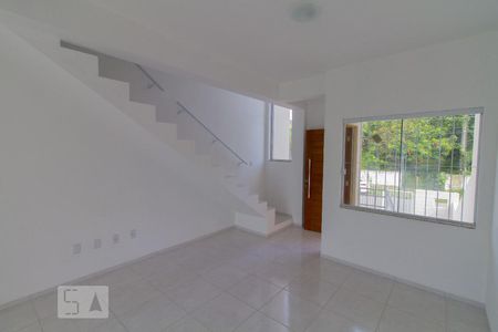 Sala de casa de condomínio para alugar com 2 quartos, 120m² em Real Parque, São José