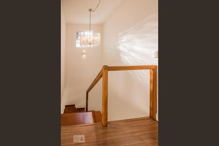 Casa de condomínio à venda com 186m², 3 quartos e 2 vagas Casa de condomínio à venda com 186m², 3 quartos e 2 vagasEscada