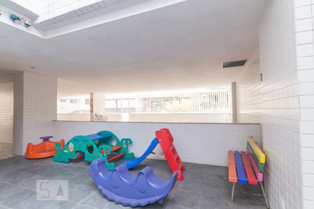 Apartamento à venda com 230m², 4 quartos e 2 vagas Apartamento à venda com 230m², 4 quartos e 2 vagasÁrea Comum - Parquinho