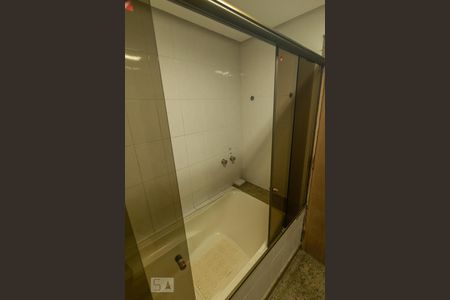 Apartamento à venda com 230m², 4 quartos e 2 vagas Apartamento à venda com 230m², 4 quartos e 2 vagasBanheiro da Suíte 1