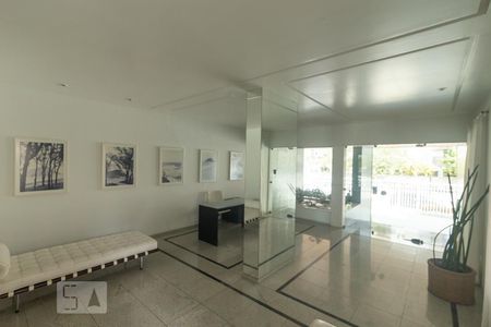 Apartamento à venda com 230m², 4 quartos e 2 vagas Apartamento à venda com 230m², 4 quartos e 2 vagasÁrea Comum - Hall