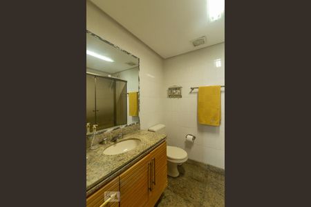 Apartamento à venda com 230m², 4 quartos e 2 vagas Apartamento à venda com 230m², 4 quartos e 2 vagasBanheiro da Suíte 1