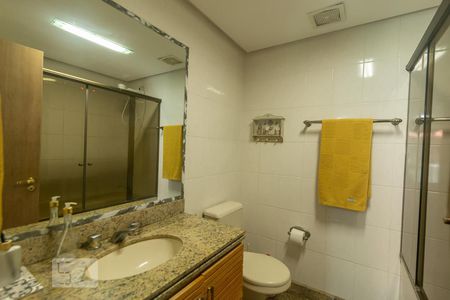 Apartamento à venda com 230m², 4 quartos e 2 vagas Apartamento à venda com 230m², 4 quartos e 2 vagasBanheiro da Suíte 1