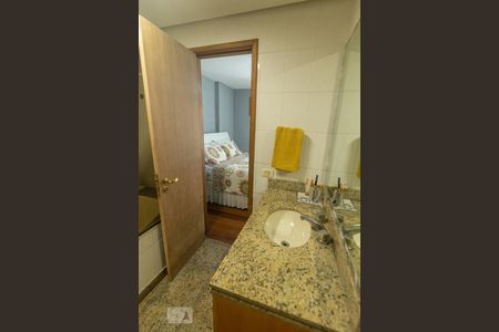 Apartamento à venda com 230m², 4 quartos e 2 vagas Apartamento à venda com 230m², 4 quartos e 2 vagasBanheiro da Suíte 1
